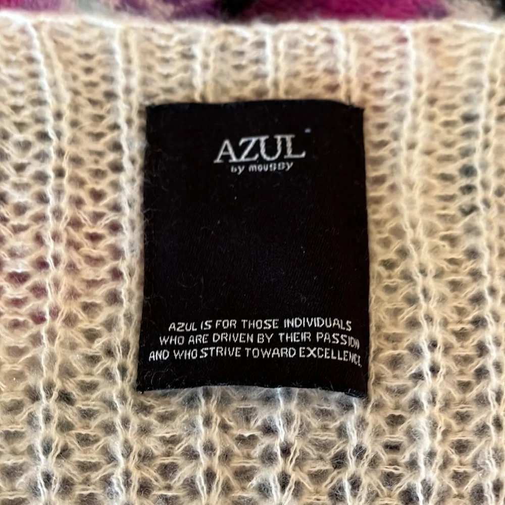 Azul Women’s cream ribbed V neck sweater. There is a little pull on sleeve.